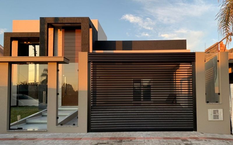 Portão de enrolar automatizado em entrada residencial